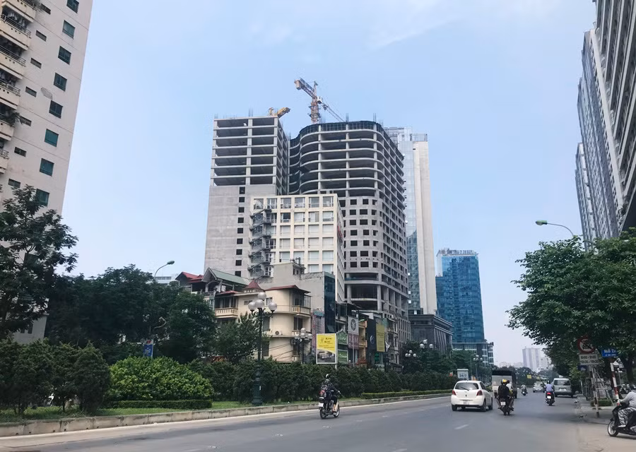  Dự án Manhattan Tower nằm ở “mảnh đất vàng” số 21 Lê Văn Lương (quận Thanh Xuân, TP Hà Nội) có tiền thân là dự án Thành An Tower do Tổng công ty Thành An và công ty cổ phần tư vấn đầu tư xây dựng Ba Đình làm chủ đầu tư.