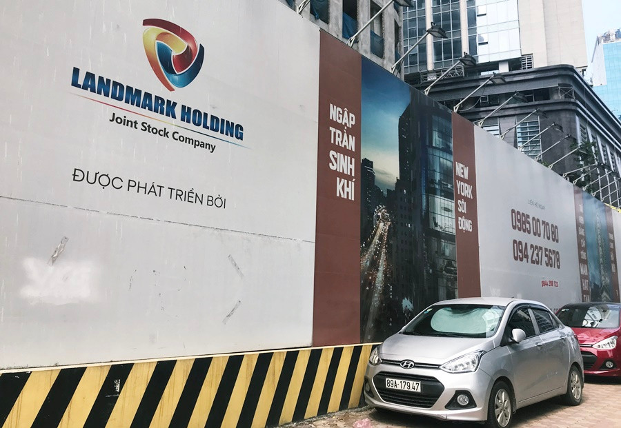 Việc Landmark Holding gửi thông báo rút khỏi dự án đang làm nhiều người thêm hoang mang. Ngoài ra, theo báo Diễn đàn Doanh nghiệp, trong báo cáo tài chính hợp nhất của công ty cổ phần Landmark Holding quý 2/2019, phần nợ phải trả của Landmark Holding ghi nhận lượng tiền khách hàng ứng trước cho công ty để mua căn hộ ở Manhattan Tower đã tăng lên 207,1 tỷ đồng.