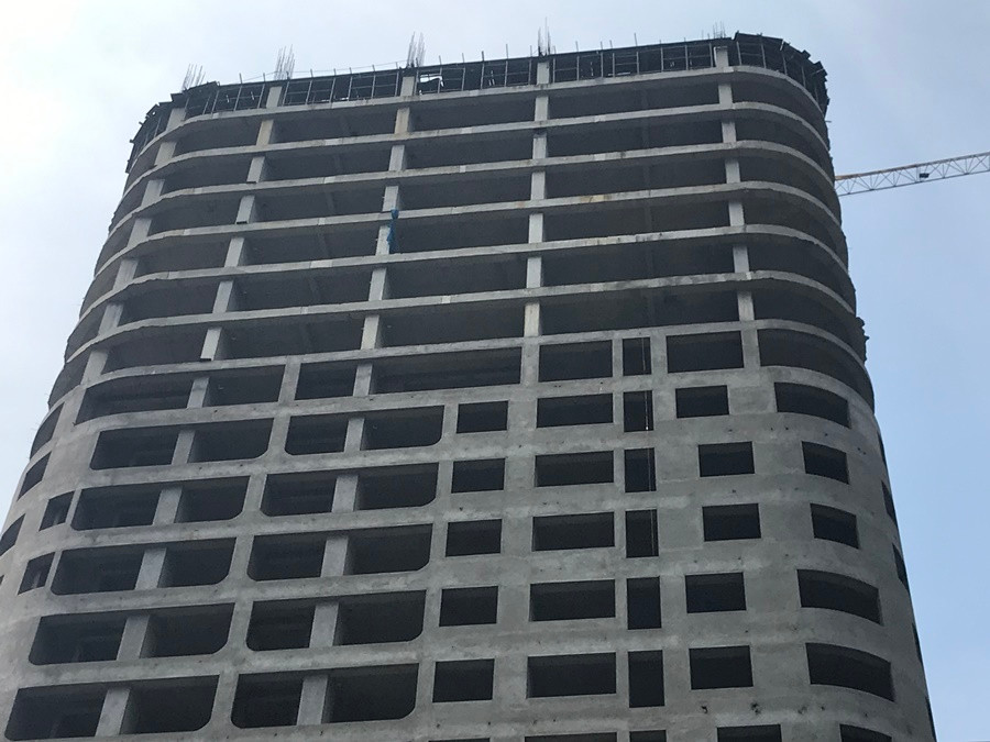 Tòa tháp dự án Manhattan Tower nằm "trơ gan cùng tuế nguyệt".