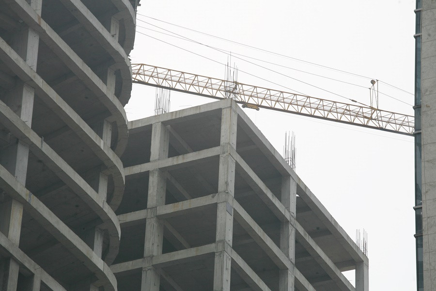 Một số máy móc, cẩu tháp phục vụ quá trình xây dựng dự án cũng trong tình trạng bất động.