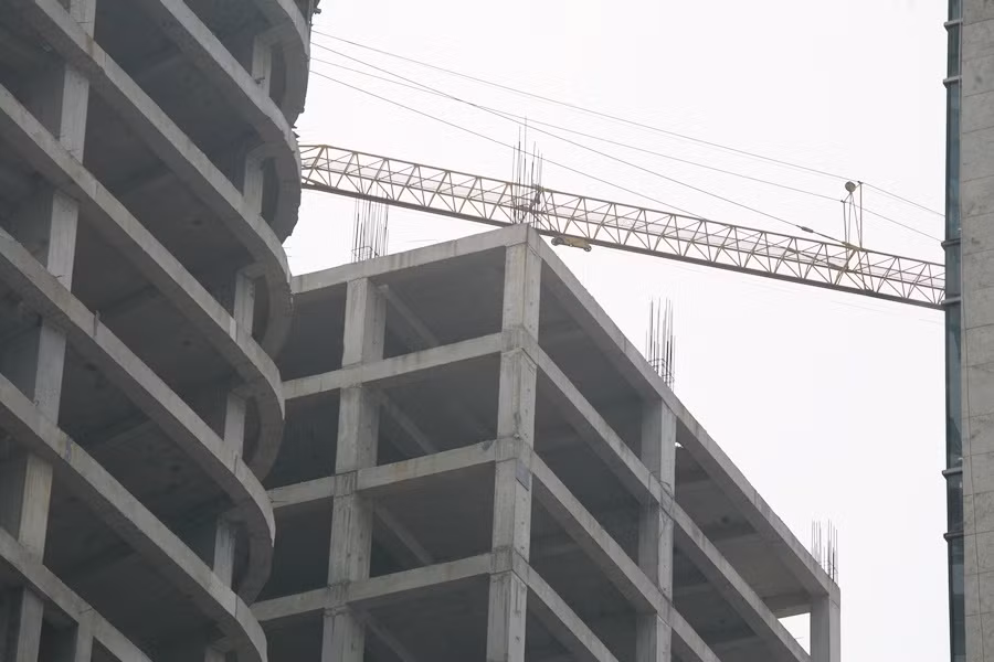 Một số máy móc, cẩu tháp phục vụ quá trình xây dựng dự án cũng trong tình trạng bất động.