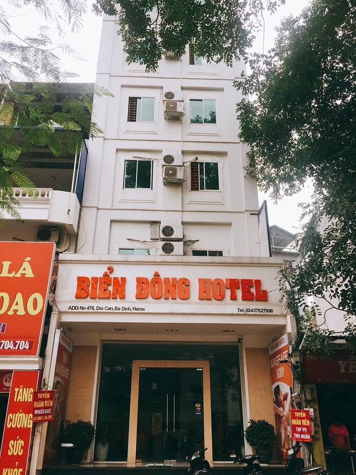 Thông tin vụ việc, rạng sáng 16/9 cơ quan Công an quận Ba Đình (Hà Nội) bất ngờ kiểm tra cơ sở massage Vip thuộc khách sạn Biển Đông (trụ sở tại 476 Đội Cấn, phường Cống Vị) phát hiện 2 nữ nhân viên đang có hành vi kích dục cho khách ở phòng 503 và 504 vẫn khiến dư luận xôn xao.