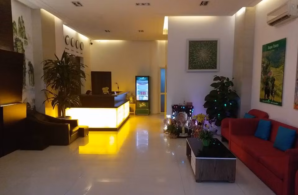 Đèn điện trong khách sạn Biển Đông sáng lung linh về ban đêm.