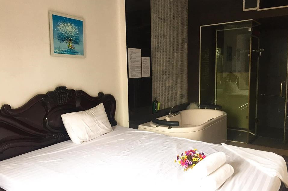 Bồn tắm lớn được thiết kế sát với giường ngủ bên trong khách sạn Biển Đông.