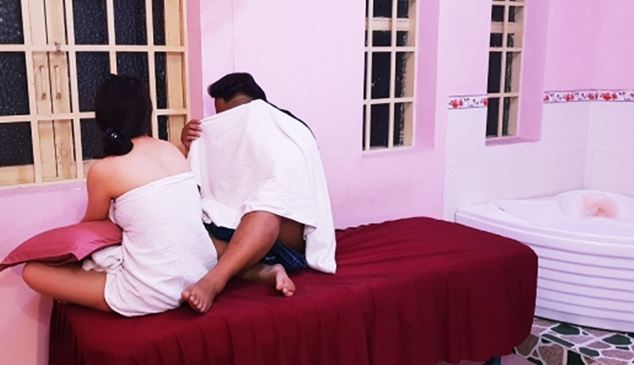 Theo cơ quan chức năng, khách đến massage tại khách sạn Biển Đông sẽ phải qua quản lý của khách sạn là Bùi Thị Yến (SN 1994, trú tại huyện Chương Mỹ, Hà Nội). Yến sẽ giới thiệu các gói dịch vụ “tắm cho khách” giá 900.000 đồng/lượt hoặc gói “tắm chung với khách” giá là 1 triệu đồng/lượt. Số tiền này khách có thể trả tiền cho quản lý hoặc thanh toán với nhân viên massage. (Ảnh minh họa).