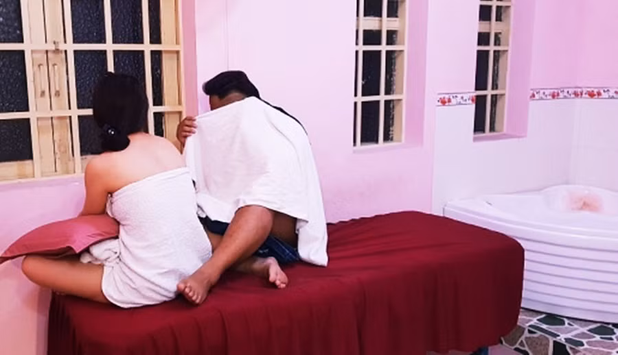 Theo cơ quan chức năng, khách đến massage tại khách sạn Biển Đông sẽ phải qua quản lý của khách sạn là Bùi Thị Yến (SN 1994, trú tại huyện Chương Mỹ, Hà Nội). Yến sẽ giới thiệu các gói dịch vụ “tắm cho khách” giá 900.000 đồng/lượt hoặc gói “tắm chung với khách” giá là 1 triệu đồng/lượt. Số tiền này khách có thể trả tiền cho quản lý hoặc thanh toán với nhân viên massage. (Ảnh minh họa).