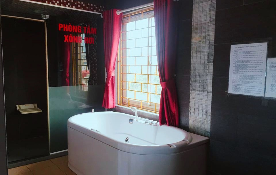 Cận cảnh bồn tắm bên trong phòng nghỉ của khách sạn Biển Đông kinh doanh dịch vụ kích dục “tắm cho khách”.