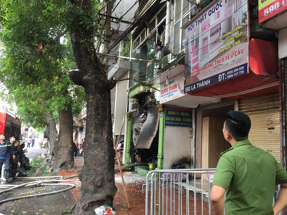 “Có 3-4 cháu bé cùng người lớn được đưa ra ngoài cửa sổ tầng 3 sang nhà chúng tôi, còn một số người đã thoát ra ngoài từ tầng 4 sang mái tôn nhà bên cạnh”- một người dân cạnh ngôi nhà bị cháy cho biết.