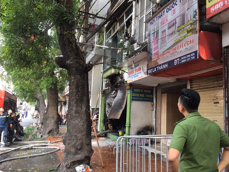 “Có 3-4 cháu bé cùng người lớn được đưa ra ngoài cửa sổ tầng 3 sang nhà chúng tôi, còn một số người đã thoát ra ngoài từ tầng 4 sang mái tôn nhà bên cạnh”- một người dân cạnh ngôi nhà bị cháy cho biết.