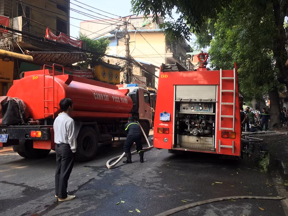 Thời điểm trên, một số người đi tập thể dục phát hiện lửa kèm khói đen nghi ngút bốc ra từ ngôi nhà, rồi bùng lên dữ dội nên đã hô hoán nhau thông báo cho những người bên trong.