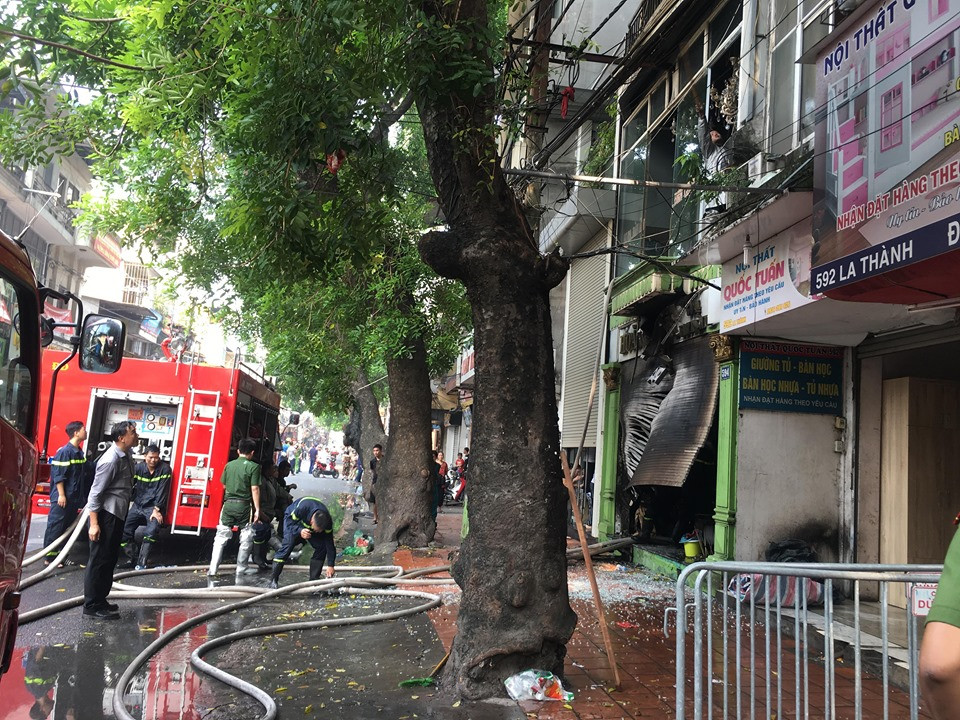 Đến hơn 8h cùng ngày đám cháy được dập tắt. Theo người dân, bên trong ngôi nhà xảy ra cháy lúc này có khoảng 10 người.