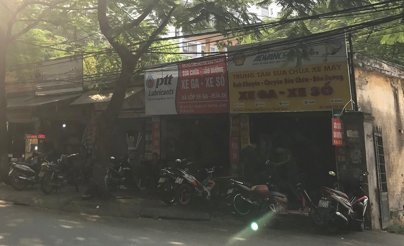 Việc kinh doanh của các ki - ốt, cửa hàng diễn ra rầm rộ và nhộn nhịp.