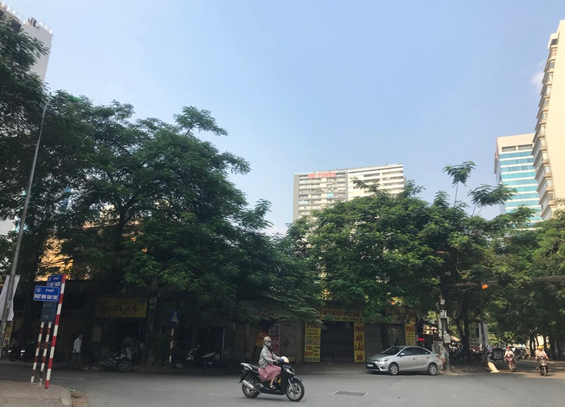 Trong đó, tầng hầm sử dụng làm chỗ để xe, khu kỹ thuật, tầng 1 và 2 sử dụng cho việc trưng bày và giới thiệu sản phẩm, tầng 3 dành cho hội nghị, còn lại sử dụng làm văn phòng làm việc và cho thuê. Dự kiến thời gian thực hiện dự án này là 18 tháng. Tuy nhiên, kể từ đó đến nay đã hơn 10 năm nhưng dự án “Tòa nhà YO” vẫn giậm chân tại chỗ. Ngược lại, chủ đầu tư lại “hô biến” đất dự án thành nhiều ki- ốt cho thuê kinh doanh dịch vụ.