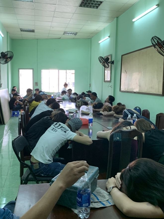 Kiem tra bar 386 o Sai Gon: Dan choi vut ma tuy tung toe, thao chay-Hinh-3