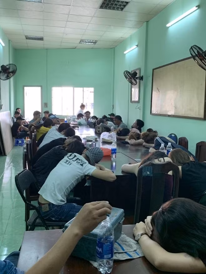 Kiem tra bar 386 o Sai Gon: Dan choi vut ma tuy tung toe, thao chay-Hinh-3