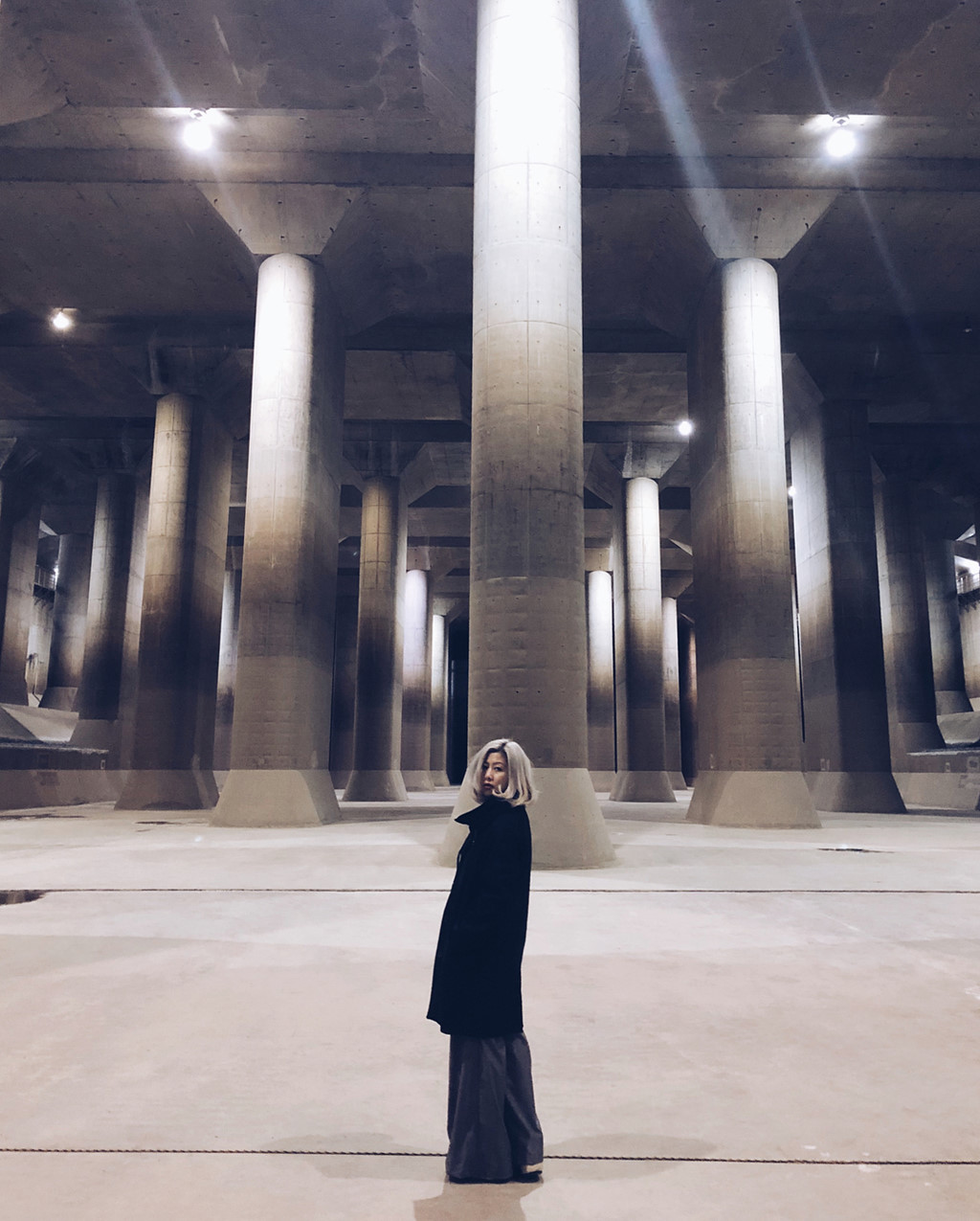 Cống xả ngầm ngoài khu vực đô thị (Tokyo, Nhật Bản): Mặc dù chỉ là cống xả ngầm, địa điểm này lại thu hút nhiều du khách tới check-in bởi sự đồ sộ, hoành tráng. Công trình dưới lòng đất này được xây dựng để bảo vệ cư dân thủ đô Tokyo khỏi những đợt mưa lớn và bão lũ. Cống xả ngầm được xây dưng từ năm 1992-2006. Ảnh: riyo___.