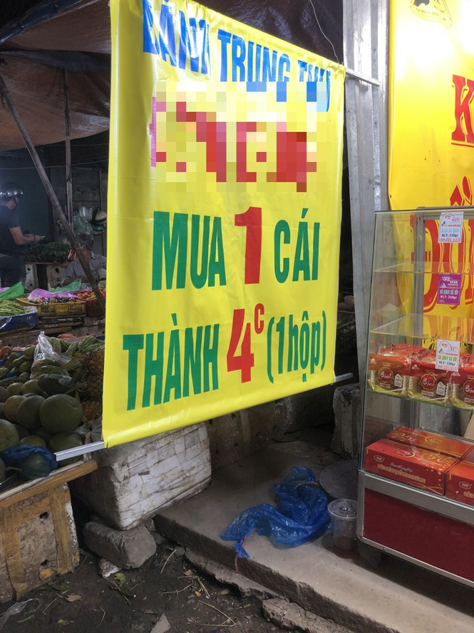Dù treo bảng rõ to "Mua 1 cái thành 4 cái", nhưng nhân viên tiệm này cho biết, mua 1 hộp trong đó có 4 cái, đây là "thành" chứ không còn chương trình khuyến mãi như trước. Tiệm sẽ giảm giá ngay trên mỗi hộp bánh.