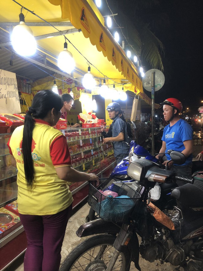 Anh Hưng (ngụ Q.10) kể, thấy treo bảng mua 1 tặng 4 nhưng không phải vậy, vì tới là họ nói luôn bánh này 150.000 đồng cái, mua sẽ được tặng thêm 3 thành 4 cái. Nhưng giá đó là của hộp bánh chứ không phải của 1 cái bánh, nên rao mua 1 tặng 4 chứ thực ra không có tặng cái nào cả.