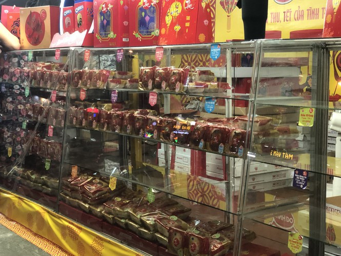 Tuy nhiên, trong ngày 13/9, rất nhiều bánh "đại hạ giá" vẫn còn đầy ắp trong nhiều cửa hàng.