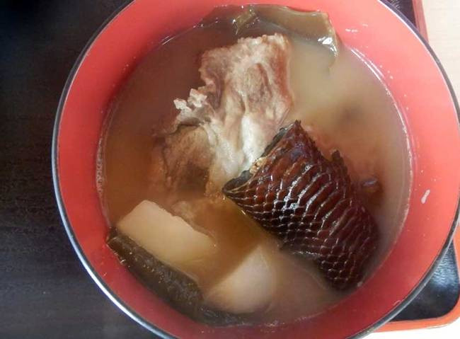 Ngoài rắn được làm sạch rồi chế biến thành súp thì còSau khi bắt được khoảng 100 con rắn, họ bắt đầu xông khói. Trong khi đợi đủ số lượng 100, các con rắn biển được nuôi nhốt, chúng không cần ăn đồ ăn và vẫn đẻ trứng.n có rắn được xông khói để bảo quản.