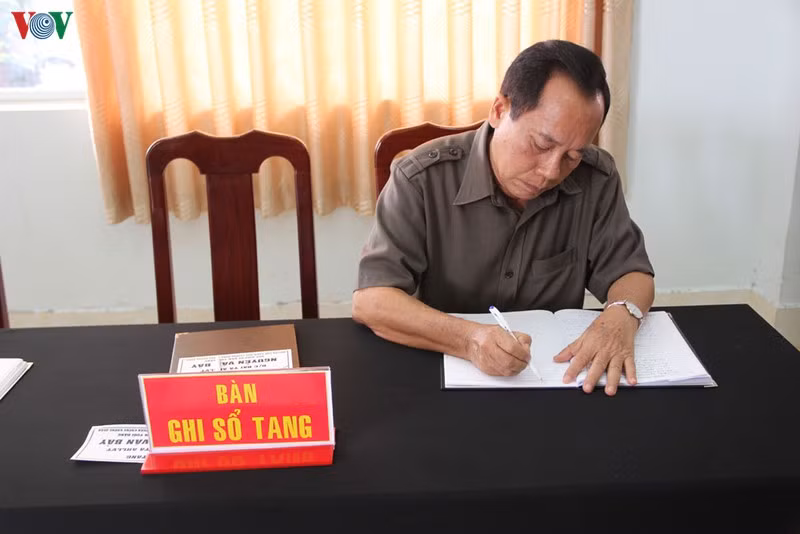 Trung tướng Nguyễn Việt Quân, nguyên Chính ủy Bộ Tư lệnh Quân khu 9 ghi sổ tang, bày tỏ niềm tiếc thương.