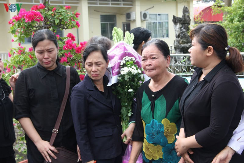 Người dân huyện Lai Vung không nén được nỗi đau.