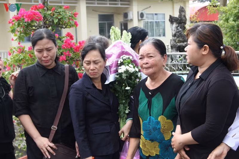 Người dân huyện Lai Vung không nén được nỗi đau.