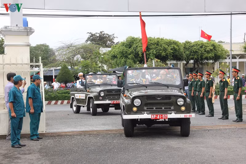 Trưa 26/9, linh cữu Anh hùng phi công Nguyễn Văn Bảy về tới quê hương Lai Vung, Đồng Tháp.