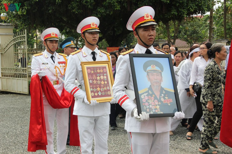 Lễ tang được thực hiện theo nghi thức quân đội.