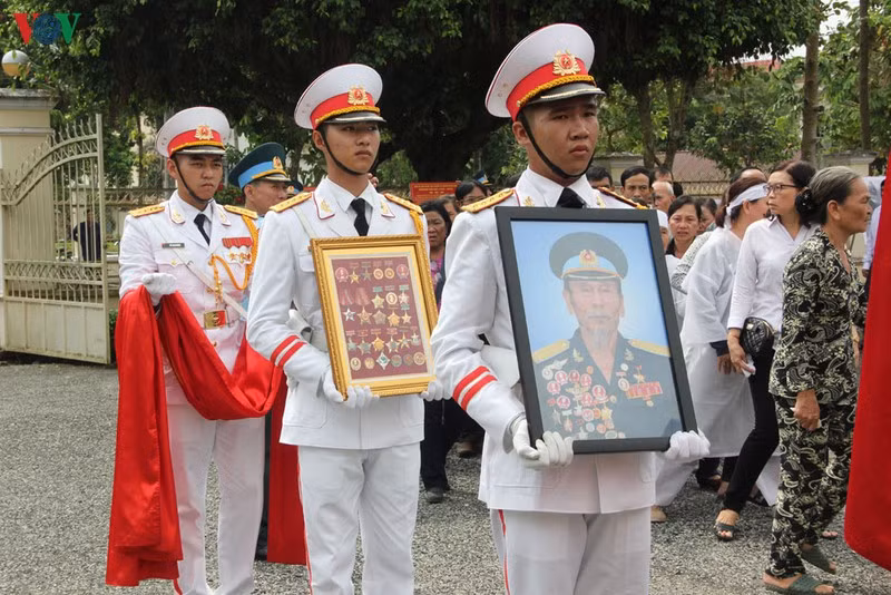 Lễ tang được thực hiện theo nghi thức quân đội.
