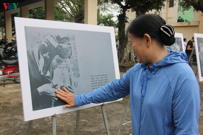 Những hình ảnh thời chiến và cuộc sống đời thường giản dị của Anh hùng Nguyễn Văn Bảy thu hút nhiều người đến xem và bày tỏ sự ngưỡng mộ, thương tiếc vì sự ra đi của ông.