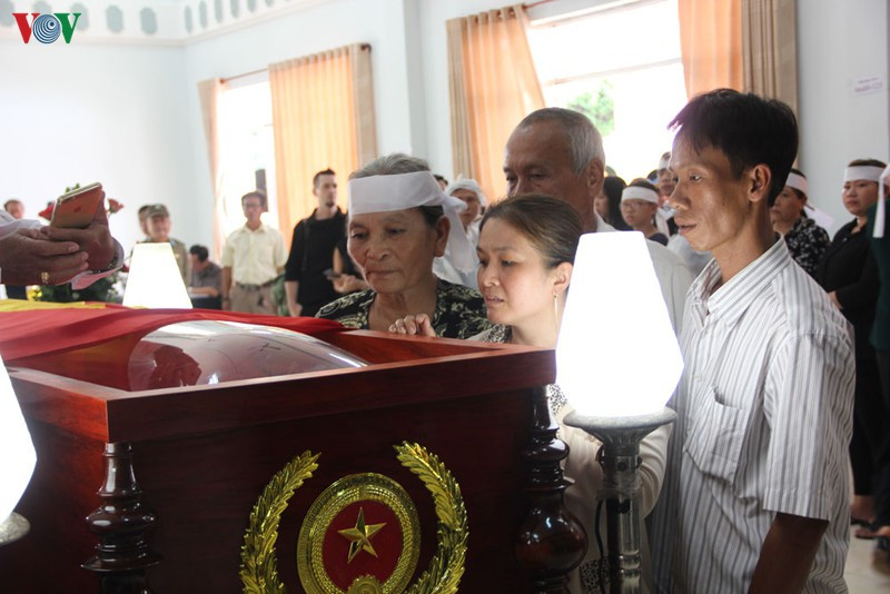 Người thân và bà con trong thị trấn Lai Vung đến viếng