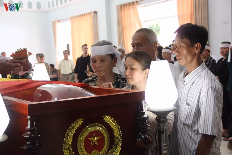 Người thân và bà con trong thị trấn Lai Vung đến viếng