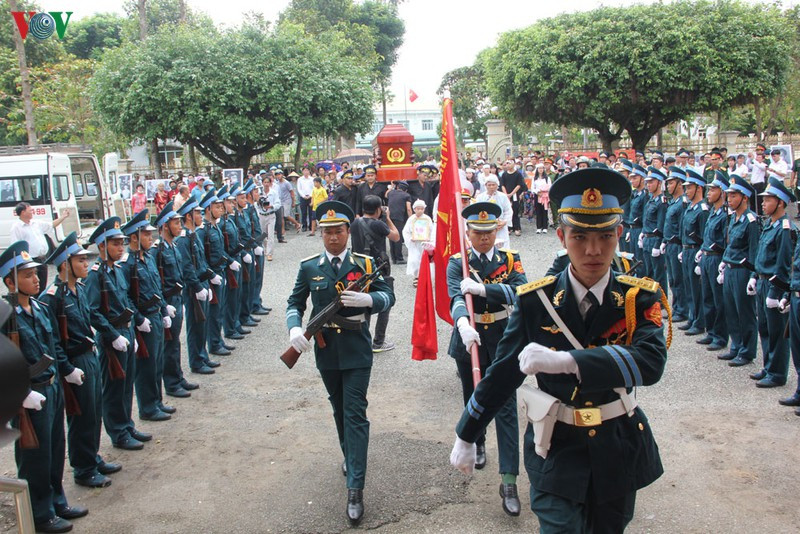 Lễ tang được thực hiện theo nghi thức quân đội.