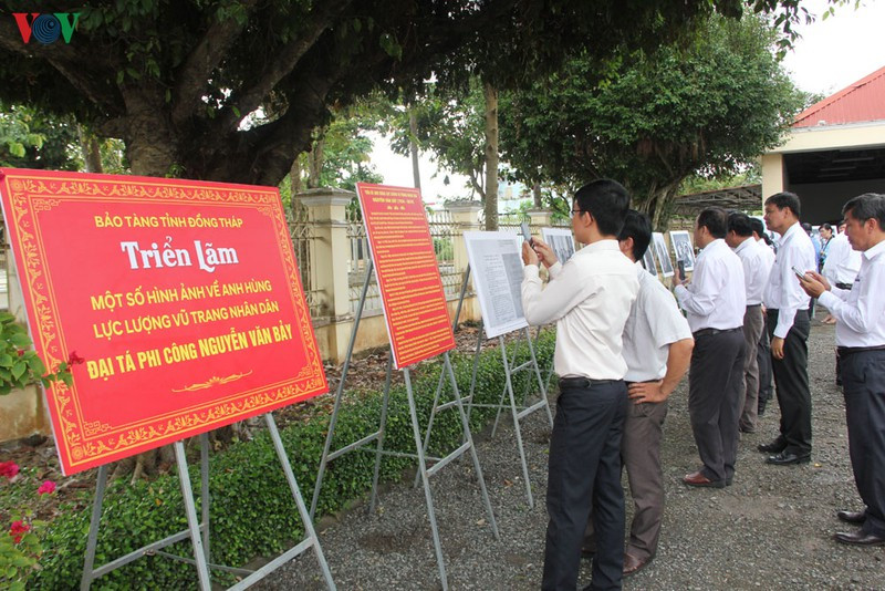 Trong khuôn viên tổ chức lễ viếng, Bảo tàng tỉnh Đồng Tháp còn triển lãm một số hình ảnh về Đại tá, Anh hùng Lực lượng vũ trang nhân dân Nguyễn Văn Bảy.