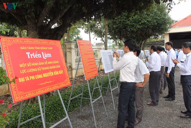 Trong khuôn viên tổ chức lễ viếng, Bảo tàng tỉnh Đồng Tháp còn triển lãm một số hình ảnh về Đại tá, Anh hùng Lực lượng vũ trang nhân dân Nguyễn Văn Bảy.