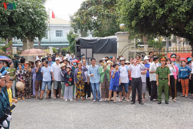 Đông đảo người dân tại Lai Vung đến viếng phi công Nguyễn Văn Bảy.