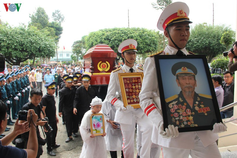 Lễ tang được thực hiện theo nghi thức quân đội.