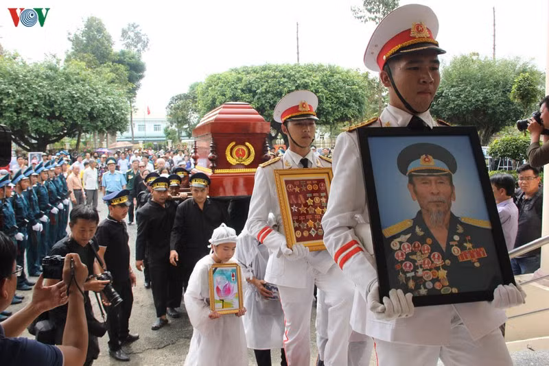 Lễ tang được thực hiện theo nghi thức quân đội.