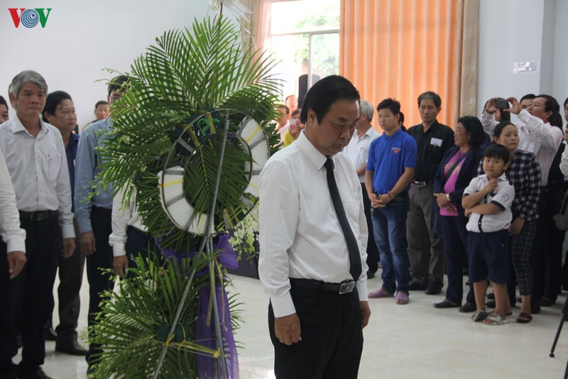 Bí thư tỉnh ủy Đồng Tháp Lê Minh Hoan đến viếng linh cữu đại tá Nguyễn Văn Bảy và chia buồn cùng gia quyến.