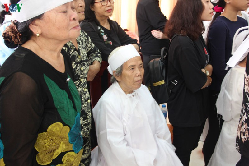 Bà Trần Thị Niên, người vợ của Anh hùng lực lượng vũ trang nhân dân Nguyễn Văn Bảy nén đau thương trước nỗi đau quá lớn.