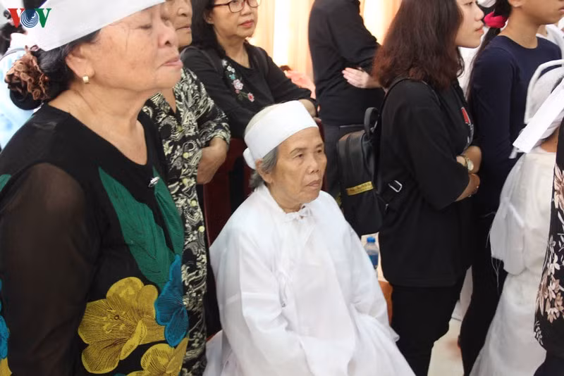 Bà Trần Thị Niên, người vợ của Anh hùng lực lượng vũ trang nhân dân Nguyễn Văn Bảy nén đau thương trước nỗi đau quá lớn.