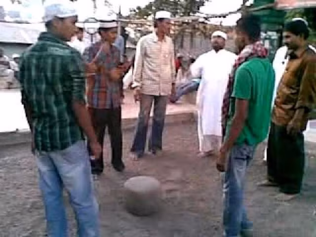 Hàng trăm khách du lịch quỳ lạy một hòn đá gây xôn xao - Hình 2 Hang tram khach du lich quy lay mot hon da gay xon xao-Hinh-2