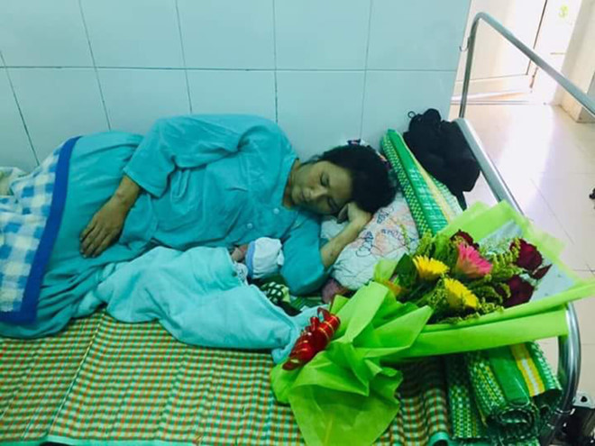 Quang Tri: Tai xe taxi xan tay ao giup san phu sinh con tren xe-Hinh-2