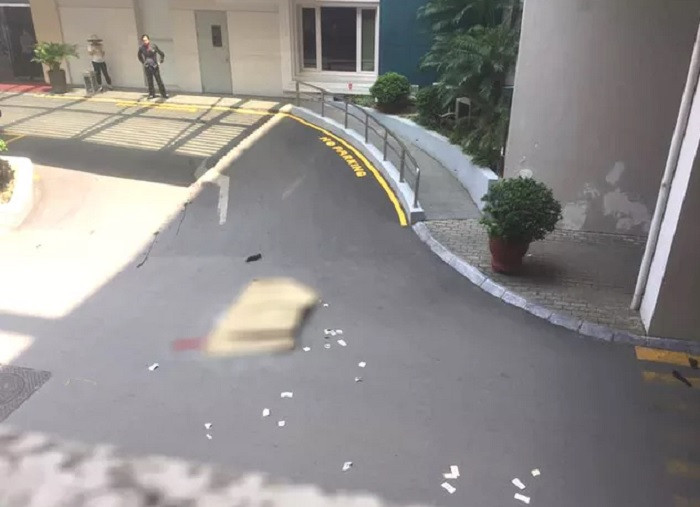 Nguoi dan ong nghi nhay lau tu tu tai Trung tam thuong mai