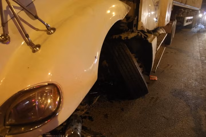 Vụ va chạm khiến phần đầu, lốp trước xe container hư hỏng nặng.