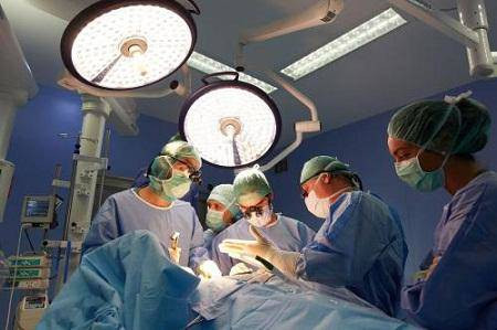 Me bau lay mau kham thai ra toan mau trang duc, bac si tai mat-Hinh-2