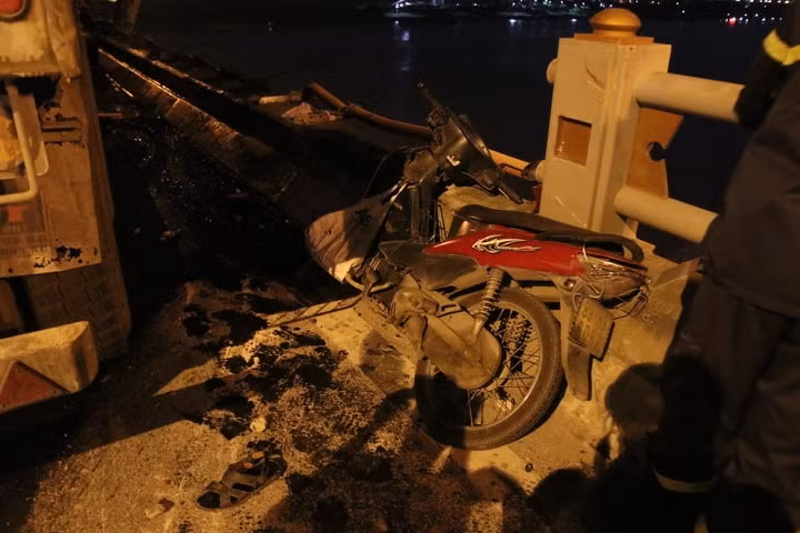 Trong số các nạn nhân đi xe máy bị va chạm, tài xế điều khiển xe máy 89H9-0082 bị húc văng xuống cầu Thanh Trì (chưa xác định thương vong).