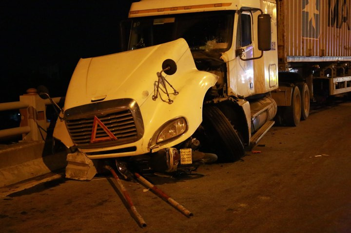 Container huc bay nguoi di xe may xuong cau Thanh Tri: He lo danh tinh nan nhan