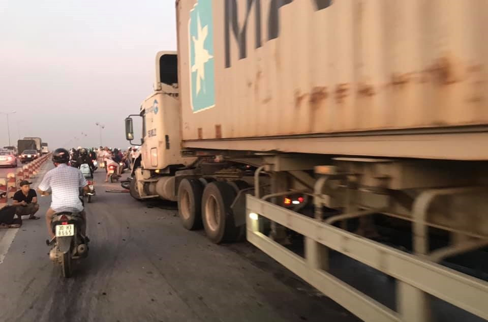 Container huc bay nguoi di xe may xuong cau Thanh Tri